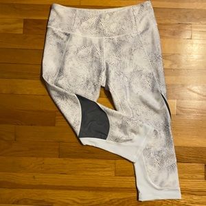 Calia by Carrie Underwood capris. Sz L